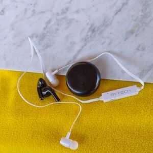 Black and White Wired Earbuds(2)